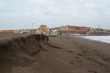 El fuerte oleaje rebana la arena de Melenara/Antonio Rico.